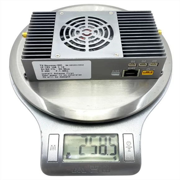 легкий 250 граммовый усилитель мощности 10 Вт с дальностью действия 150 км