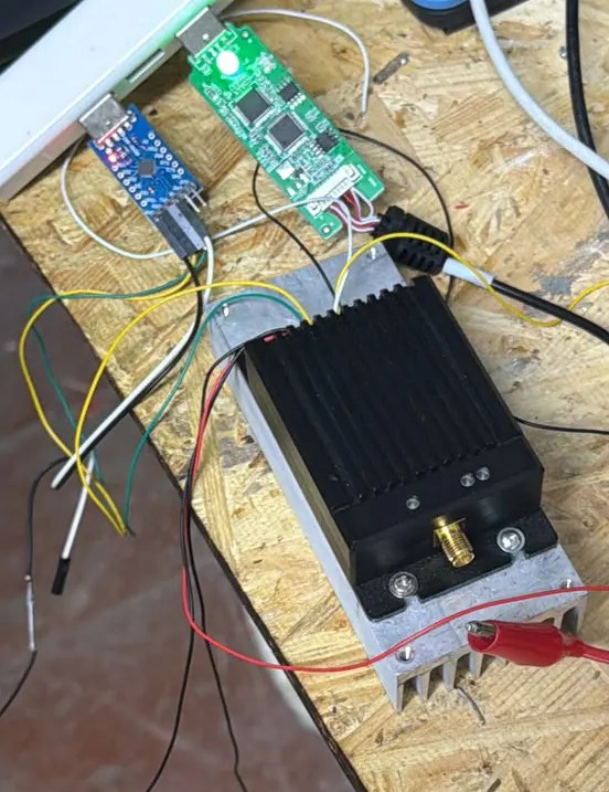 FPV VRX сверхширокополосный с дистанционным управлением через последовательный порт для переключения частот.